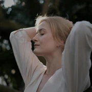 Mindful beauty rutina: Kako njegu kože pretvoriti u mali ritual opu&scaron;tanja?