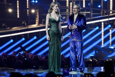 Blista poput dragulja: Victoria Swarowski obara u smaragdnoj haljini