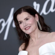 70 godina, ali tko broji? Geena Davis odu&scaron;evila u Cannesu u hrabroj bijeloj haljini