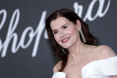 70 godina, ali tko broji? Geena Davis odu&scaron;evila u Cannesu u hrabroj bijeloj haljini