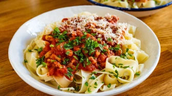 Tajna savr&scaron;enog bolognesea: Od klasičnog talijanskog rag&ugrave;a do veganske senzacije