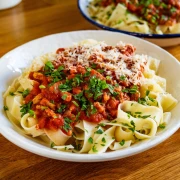 Tajna savr&scaron;enog bolognesea: Od klasičnog talijanskog rag&ugrave;a do veganske senzacije