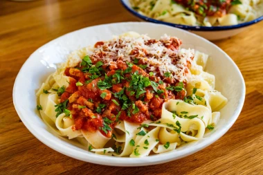 Tajna savr&scaron;enog bolognesea: Od klasičnog talijanskog rag&ugrave;a do veganske senzacije