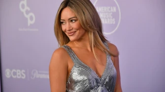 Hilary Duff zablistala u srebru, no neki outfiti na AMAs-u ostavili su publiku u nevjerici
