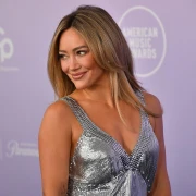 Hilary Duff zablistala u srebru, no neki outfiti na AMAs-u ostavili su publiku u nevjerici