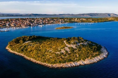 Pako&scaron;tane - mjesto gdje u jednom danu možete plivati u moru, voziti bicikl uz jezero i večerati pod zvijezdama