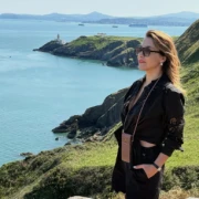 Modna ikona: Marijana Batinić istražuje irske litice u hit ribičkim sandalama
