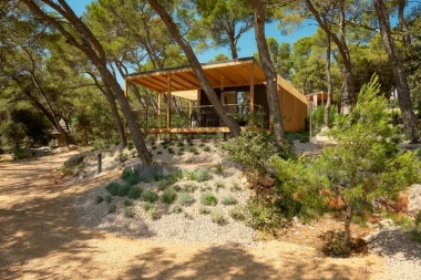 Od robinzonskog kampa do luksuznog eco resorta: Nevjerojatna priča Pine Beach Resorta u Pako&scaron;tanima