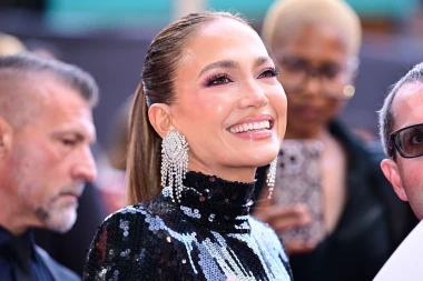 J.Lo u haljini koja se ne zaboravlja: Ružičasti detalj i dijamanti zasjenili sve ostalo