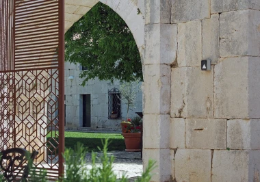 Ma&scaron;kovića Han: Za&scaron;to svi ovog ljeta pričaju o povijesnom hotelu i restoranu Timar u srcu Dalmacije?
