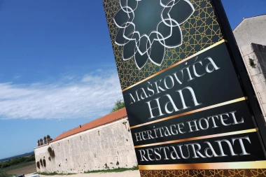 Ma&scaron;kovića Han: Za&scaron;to svi ovog ljeta pričaju o povijesnom hotelu i restoranu Timar u srcu Dalmacije?