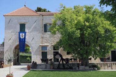 Ma&scaron;kovića Han: Za&scaron;to svi ovog ljeta pričaju o povijesnom hotelu i restoranu Timar u srcu Dalmacije?
