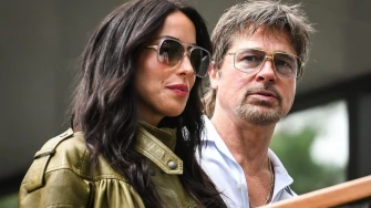 Brad Pitt i Ines de Ramon u fokusu na Roland Garrosu, no zvijezda je njezina kožna jakna