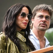Brad Pitt i Ines de Ramon u fokusu na Roland Garrosu, no zvijezda je njezina kožna jakna