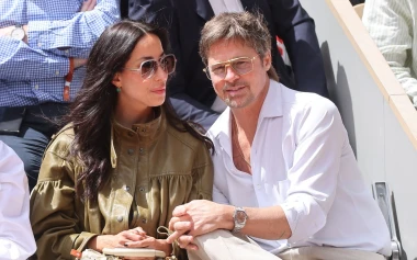Brad Pitt i Ines de Ramon u fokusu na Roland Garrosu, no zvijezda je njezina kožna jakna