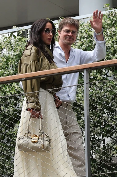Brad Pitt i Ines de Ramon u fokusu na Roland Garrosu, no zvijezda je njezina kožna jakna