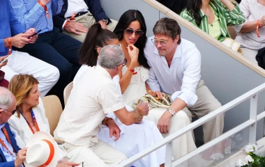 Brad Pitt i Ines de Ramon u fokusu na Roland Garrosu, no zvijezda je njezina kožna jakna
