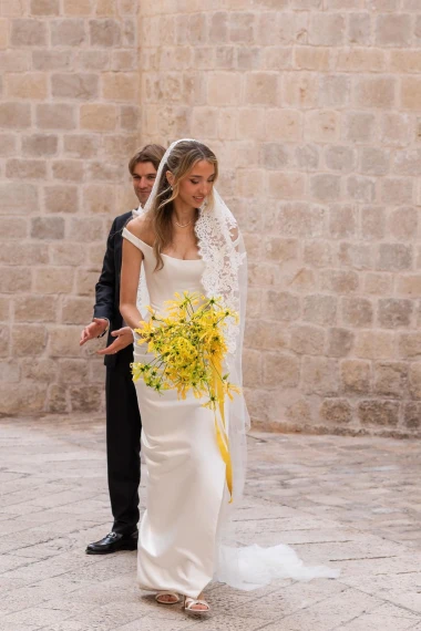 Borna Sosa i Ivona &Scaron;imunović vjenčali su se u Dubrovniku, a mladenka je blistala u minimalističkoj kreaciji