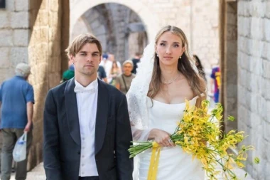 Borna Sosa i Ivona &Scaron;imunović vjenčali su se u Dubrovniku, a mladenka je blistala u minimalističkoj kreaciji