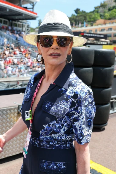 Monaco chic: Catherine Zeta-Jones plijenila pažnju u neobičnoj modnoj kombinaciji