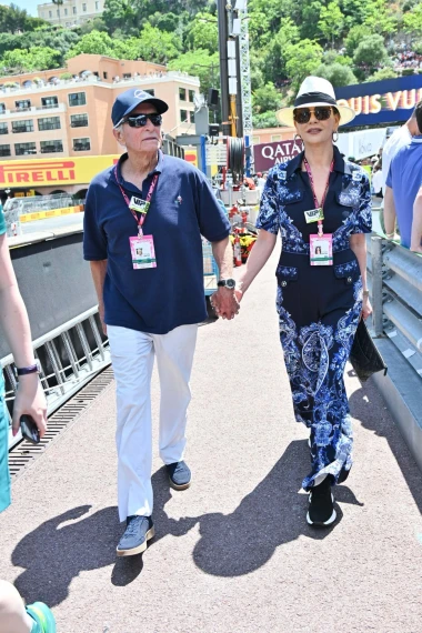 Monaco chic: Catherine Zeta-Jones plijenila pažnju u neobičnoj modnoj kombinaciji
