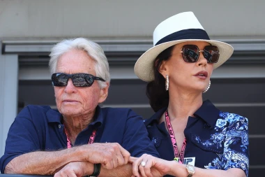 Monaco chic: Catherine Zeta-Jones plijenila pažnju u neobičnoj modnoj kombinaciji
