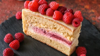 Prozračna torta od malina koja se topi u ustima: Uspijeva i potpunim početnicima