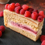 Prozračna torta od malina koja se topi u ustima: Uspijeva i potpunim početnicima