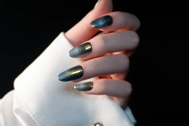 Nokti s efektom koji hipnotizira: 'Mačje oko' najveći je beauty trend ljeta