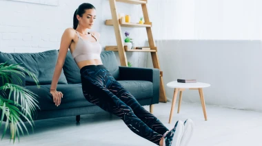 Želite zategnuti tijelo do ljeta? Isprobajte vježbe na kauču koje su osvojile TikTok