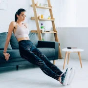 Želite zategnuti tijelo do ljeta? Isprobajte vježbe na kauču koje su osvojile TikTok
