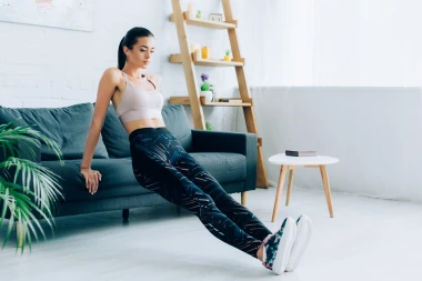 Želite zategnuti tijelo do ljeta? Isprobajte vježbe na kauču koje su osvojile TikTok