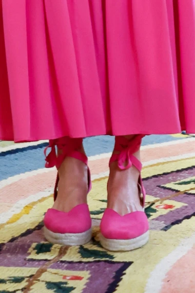 Kraljica Letizia oživjela 'Barbie' trend u savr&scaron;enim ljetnim cipelama
