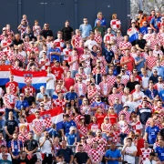 Kvadratići će biti posvuda! Navijački komadi i modni detalji za prvenstvo 2026.
