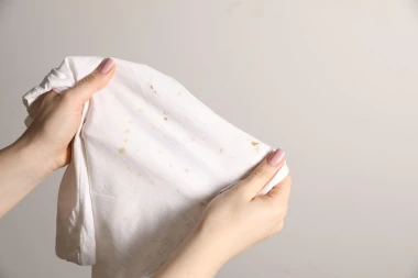 Pojavljuju vam se tamni tragovi na odjeći nakon pranja? Razlog je ova tekućina
