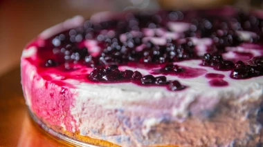 Lagana torta sa &scaron;umskim voćem bez pečenja: Ključ je u savr&scaron;enoj kremi