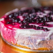 Lagana torta sa &scaron;umskim voćem bez pečenja: Ključ je u savr&scaron;enoj kremi