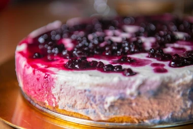 Lagana torta sa &scaron;umskim voćem bez pečenja: Ključ je u savr&scaron;enoj kremi