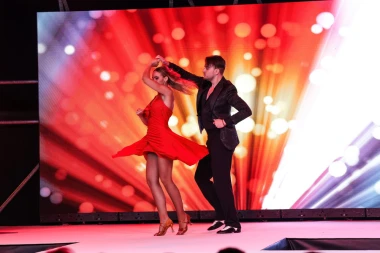 Danijela Gračan i Lana Lourdes Rupić pro&scaron;etale modnom pistom u centru Rovinja