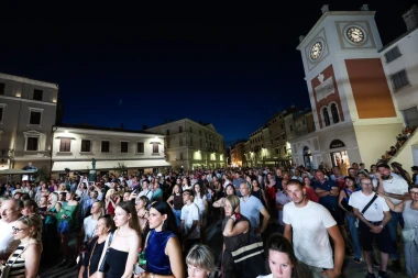 Danijela Gračan i Lana Lourdes Rupić pro&scaron;etale modnom pistom u centru Rovinja