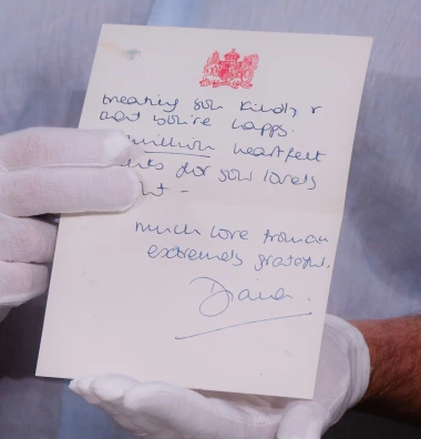 'Mrzim London': Nikad objavljene fotografije i pisma tek udane princeze Diane na aukciji