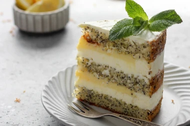 Sočne mak kocke sa žutim filom koje se tope u ustima