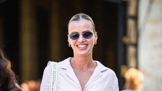 Djevojka sa &scaron;pice pogodila je savr&scaron;en ljetni outfit - evo kako ga iskopirati od glave do pete