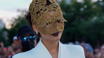 Zendaya ponovno &scaron;okirala Pariz: Zlatna maska učvrstila njezin status modne kraljice