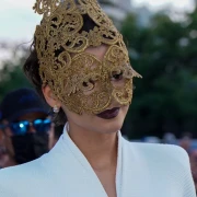 Zendaya ponovno &scaron;okirala Pariz: Zlatna maska učvrstila njezin status modne kraljice