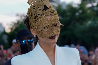 Zendaya ponovno &scaron;okirala Pariz: Zlatna maska učvrstila njezin status modne kraljice