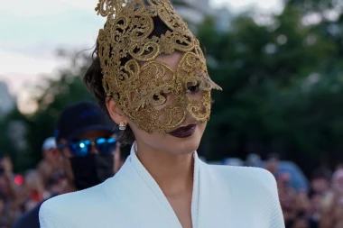 Zendaya ponovno &scaron;okirala Pariz: Zlatna maska učvrstila njezin status modne kraljice