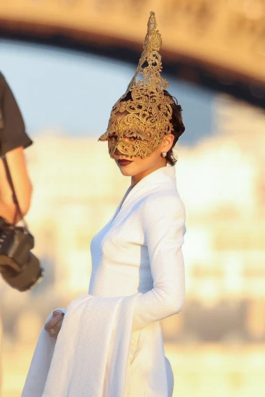 Zendaya ponovno &scaron;okirala Pariz: Zlatna maska učvrstila njezin status modne kraljice