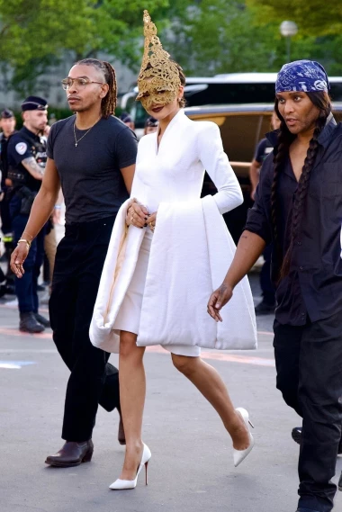 Zendaya ponovno &scaron;okirala Pariz: Zlatna maska učvrstila njezin status modne kraljice