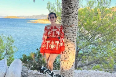 Nina Badrić započela odmor u crvenoj haljinici i otkrila koje knjige će čitati ovo ljeto